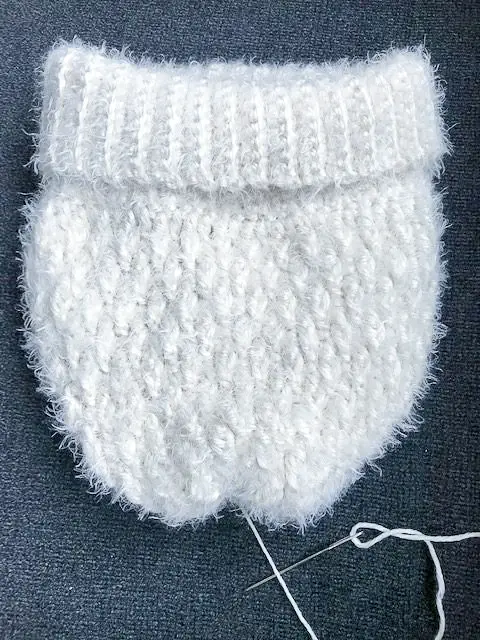 How to cinch the top of the crochet hat.