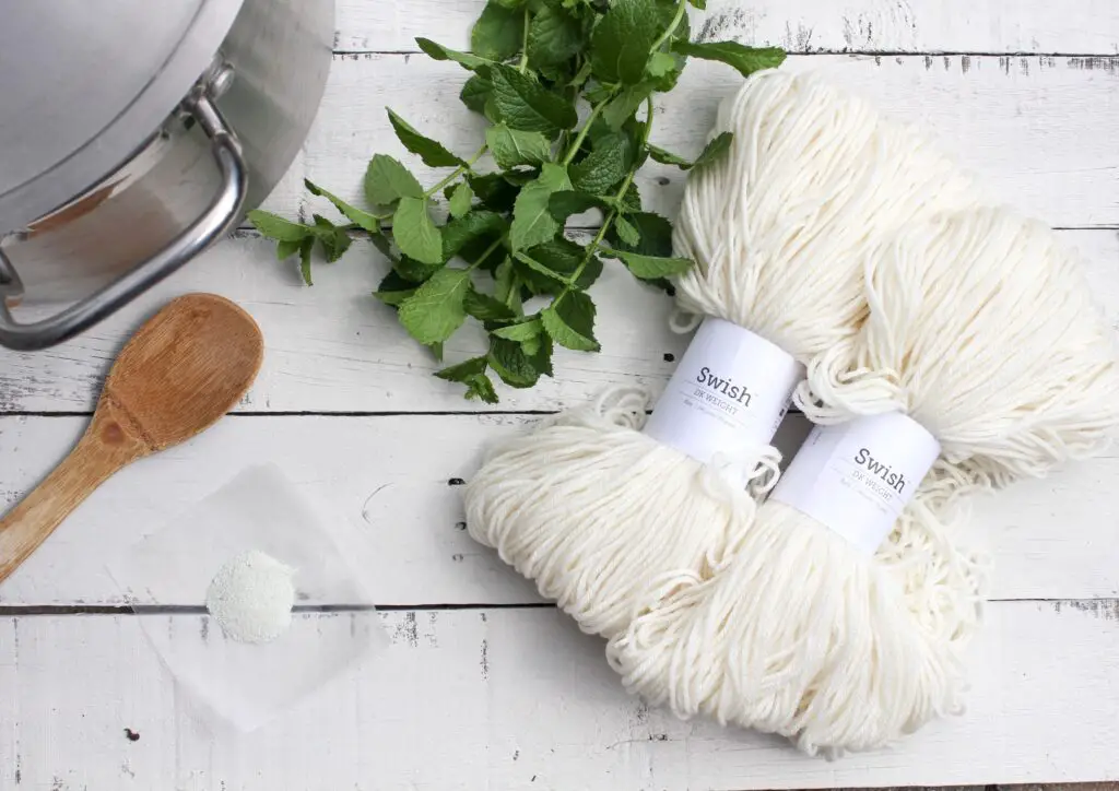 How to naturally dye yarn with mint.