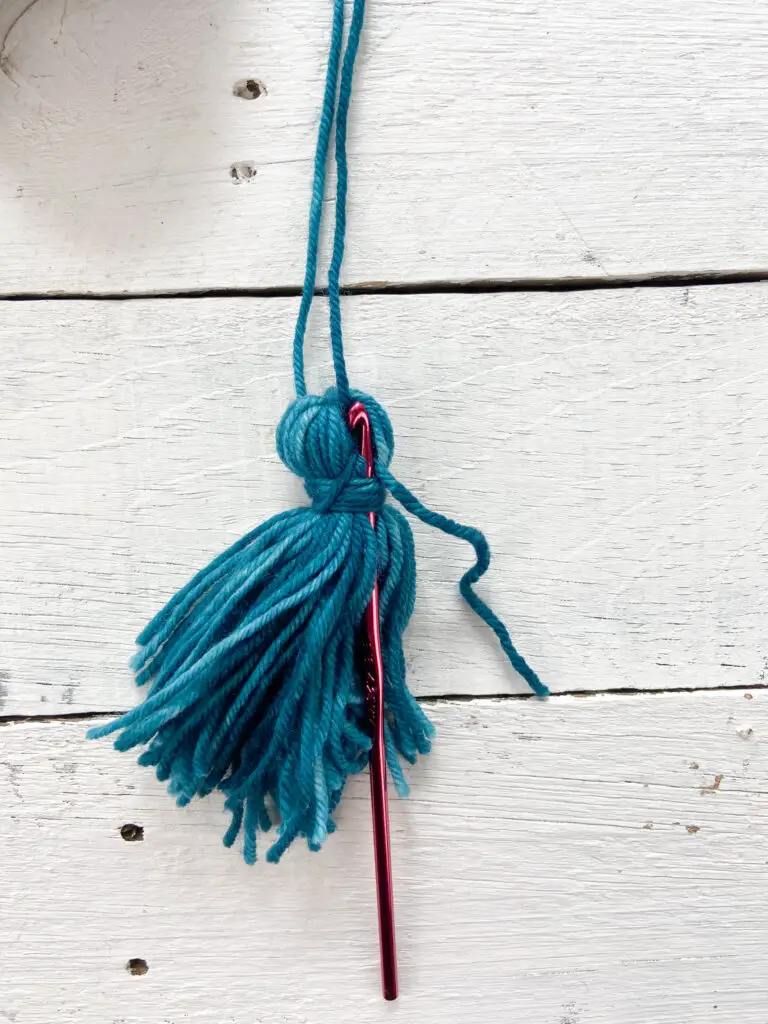 How to make a yarn tassel
