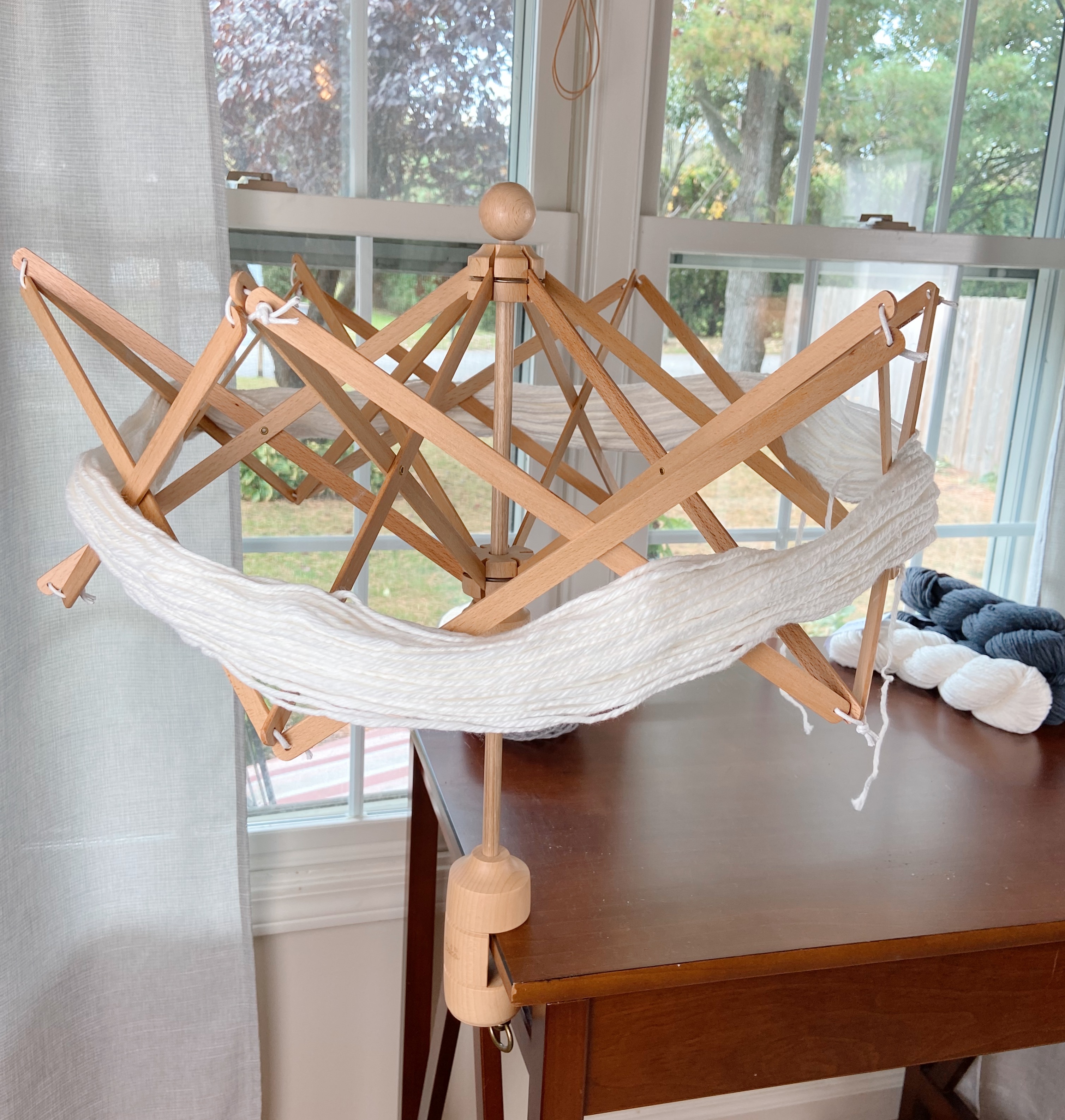 yarn loop on a yarn swift