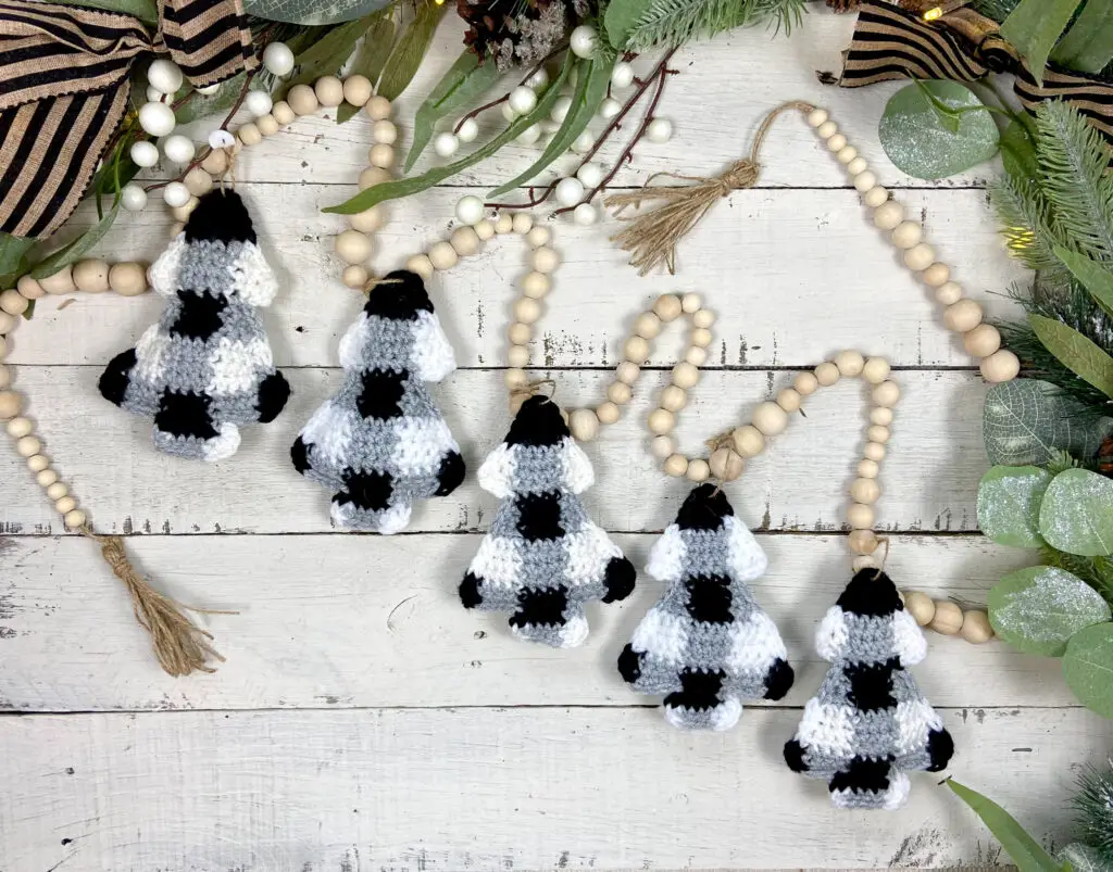 Buffalo Plaid Christmas Crochet Garland Free Pattern