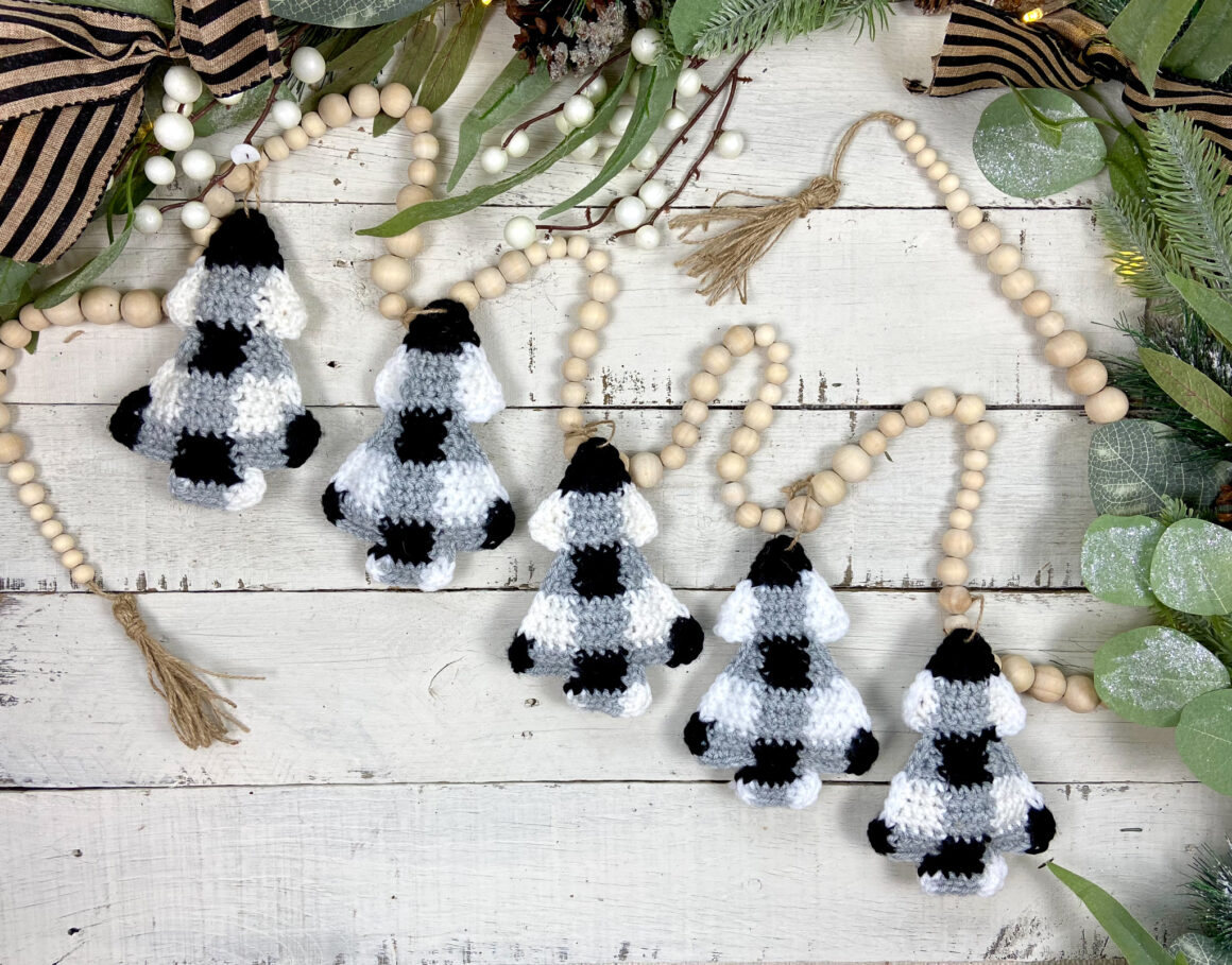 Buffalo Plaid Christmas Crochet Garland Free Pattern